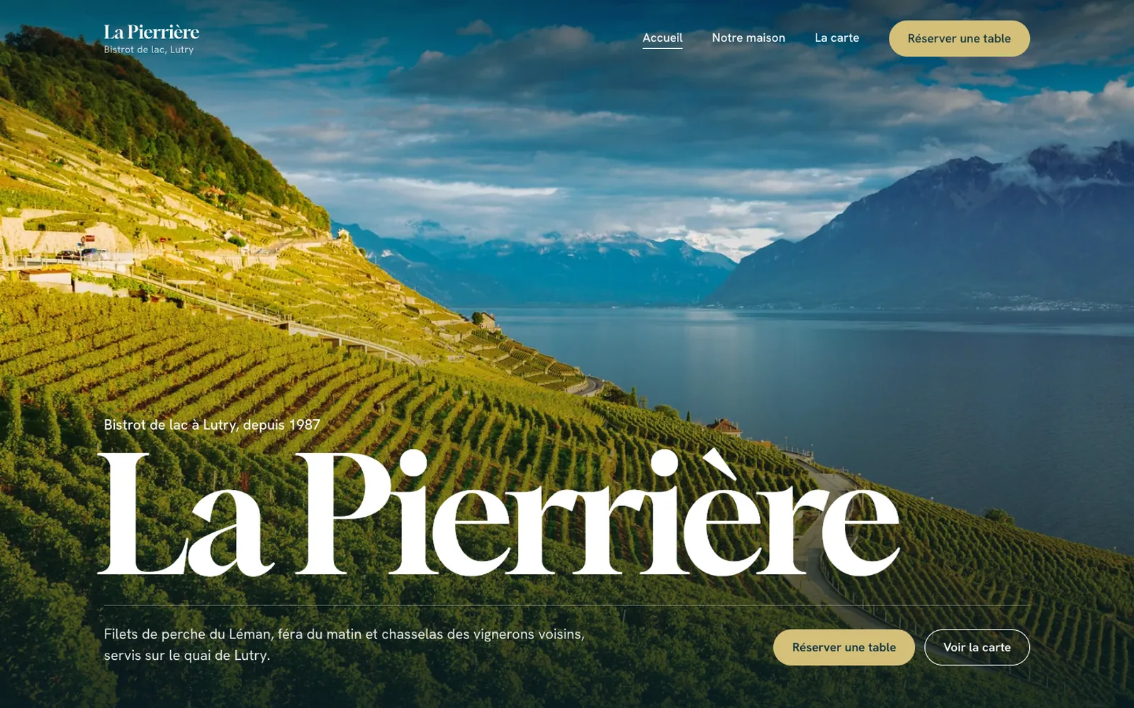 Refonte de l'accueil du Bistrot de la Pierrière : le nom en grand sur les vignes au bord du lac