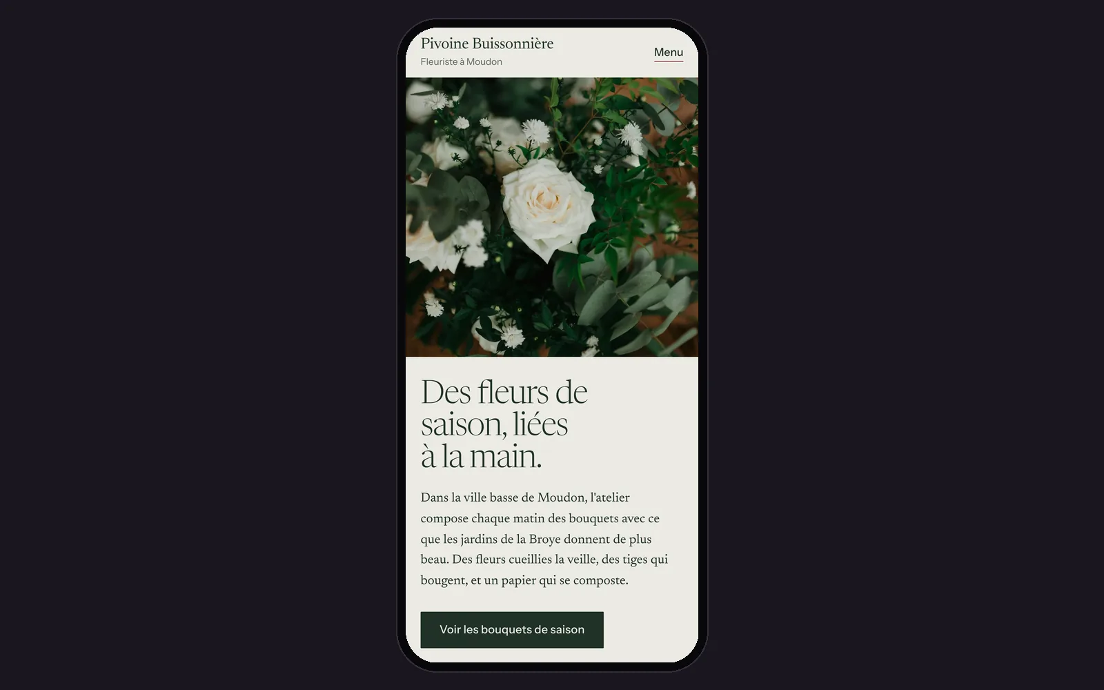 Vue « Accueil sur téléphone » de la refonte de Pivoine Buissonnière, entreprise fictive (fleuriste, Moudon), dans un cadre de téléphone