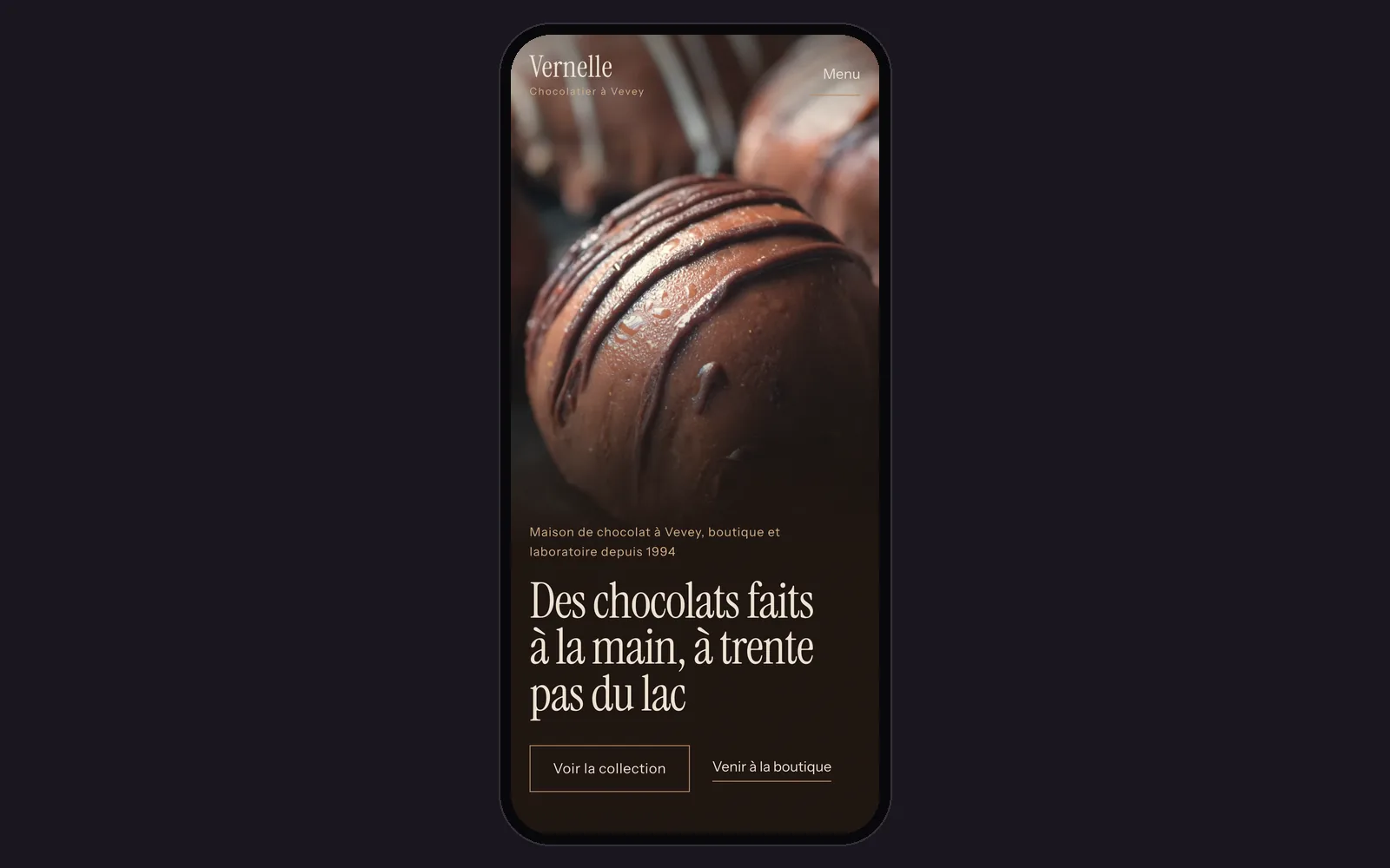 Vue « Accueil sur téléphone » de la refonte de Maison Vernelle, entreprise fictive (chocolatier artisan, Vevey), dans un cadre de téléphone